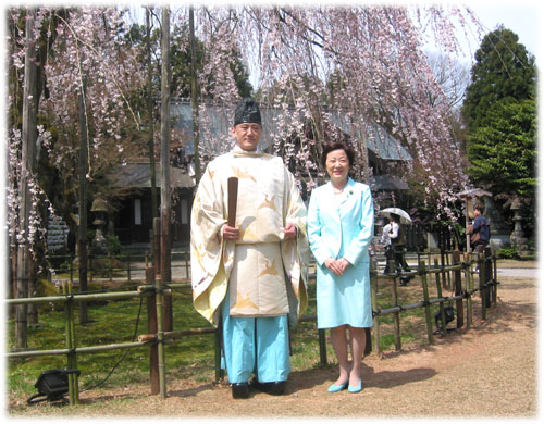 写真:足羽神社で馬来田宮司と