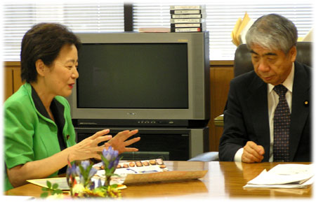 写真:尾辻大臣と