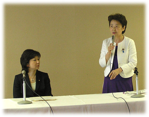 写真：「性暴力ゲームの規制に関する勉強会」で内閣府特命担当大臣の野田聖子大臣と。
