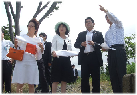 写真：拉致被害者の地村保志さん、富貴恵さんが拉致された現場で
