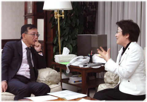 写真：谷垣総裁と話