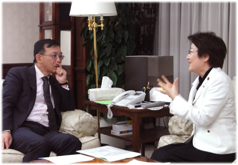 写真:谷垣総裁と話