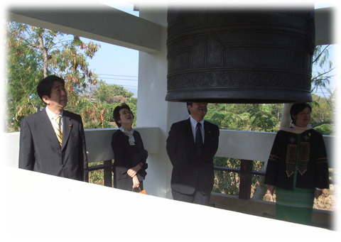 写真：安倍元総理、遠藤代議士、私と3人で鐘をつかせていただきました
