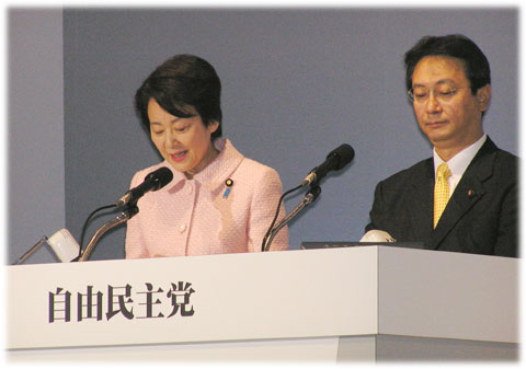 写真:自由民主党立党50年記念党大会で司会