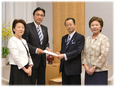 写真:拉致問題対策特命委員会で取りまとめた要望書を官房長官にお渡ししました。