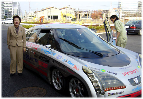 写真:電気自動車と川崎エコタウン。